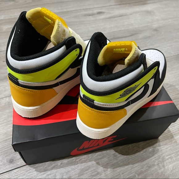 Air Jordan 1 Retro High “Volt” OG Men's 11.5 - Picture 5 of 8